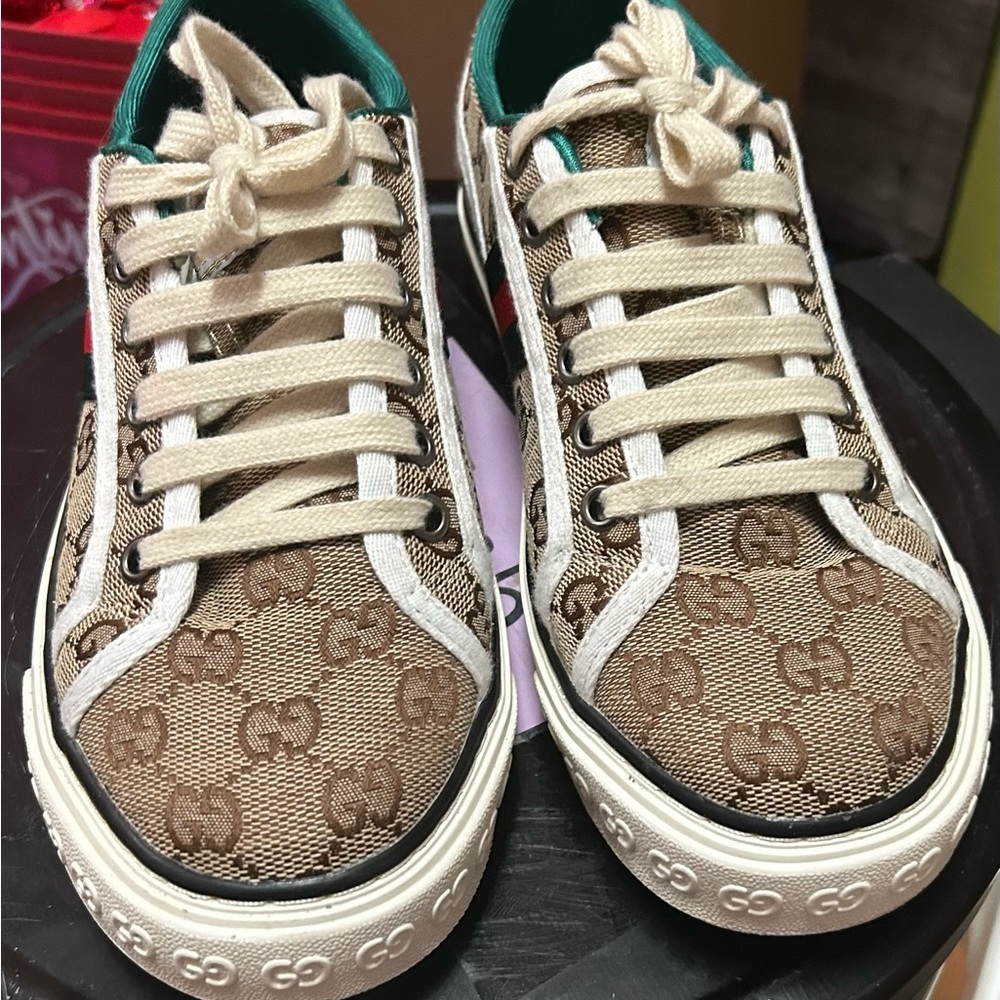 Woman’s gucci sneakers